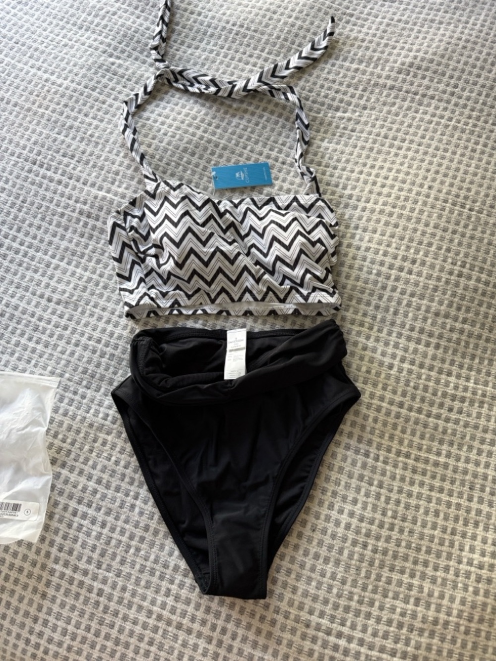 Cupshe Black & White Chevron Halter Bikini Set tummy control - Picture 8 of 8